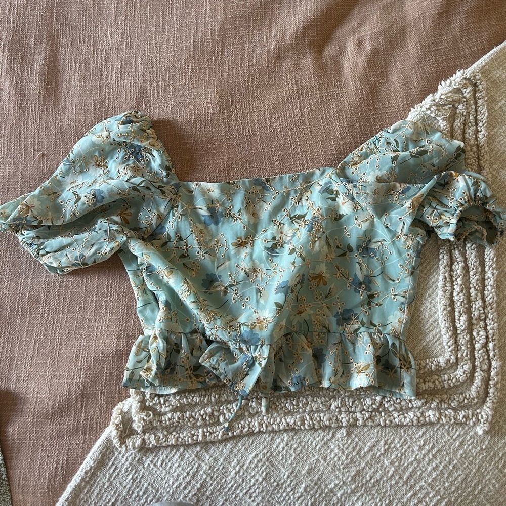 Lulu’s Top - Picture 2 of 4